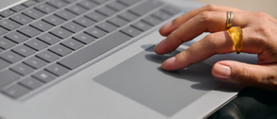  Personne utilisant un ordinateur portable