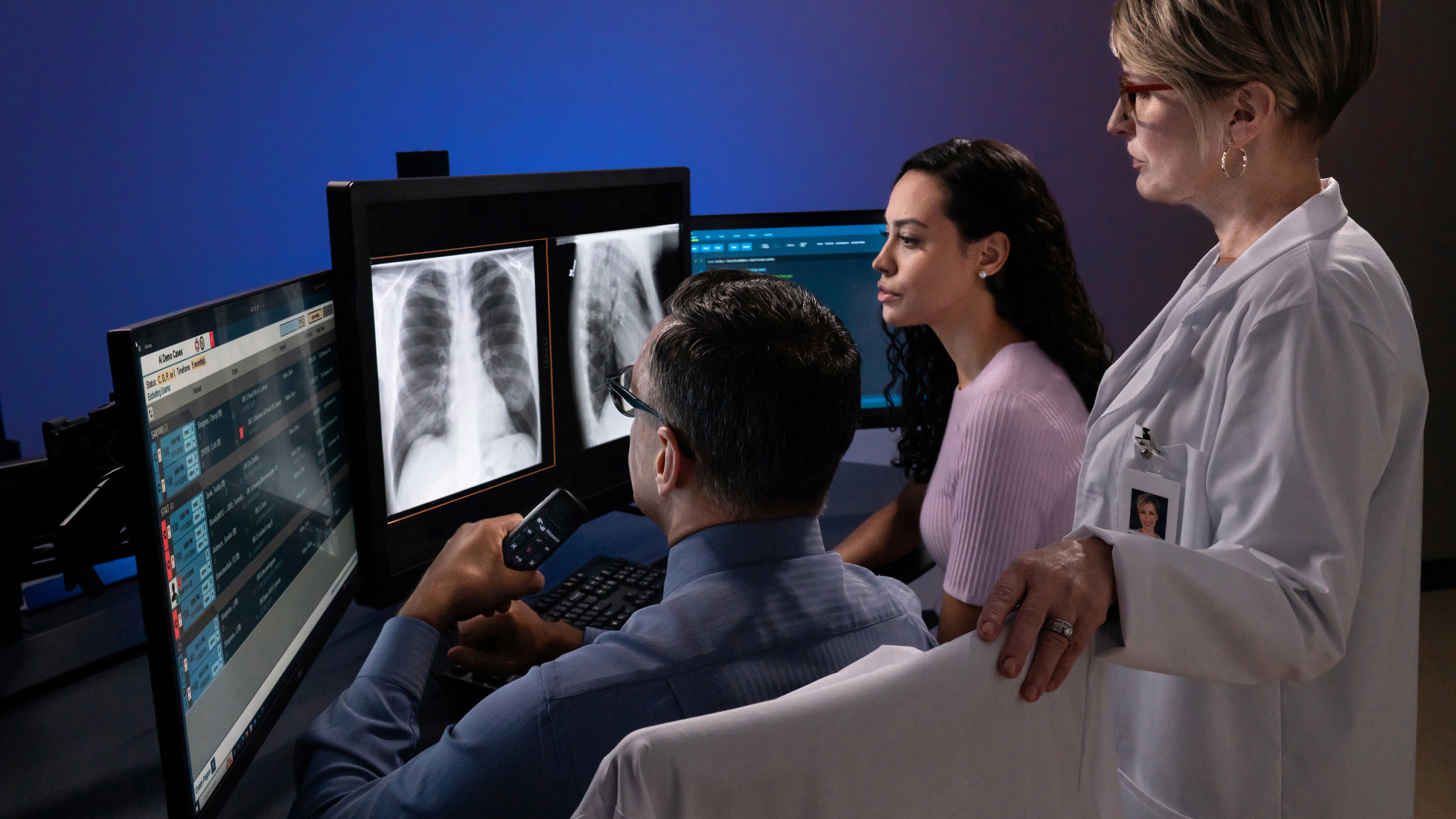 Un grupo de personas observa imágenes de rayos X