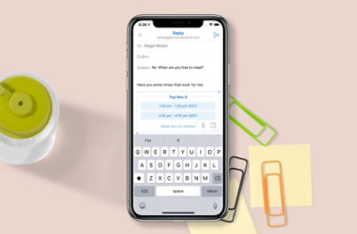A phone screen showing the sender’s availability in an email being composed in Outlook.