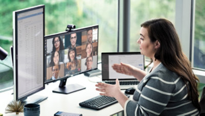 Görüntülü aramaya Teams ile evinden katılan bir kişi. 