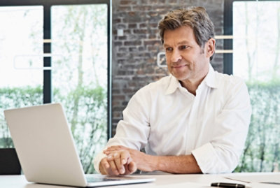 一人使用筆記型電腦，大概是為了了解為什麼需要 E R P 系統