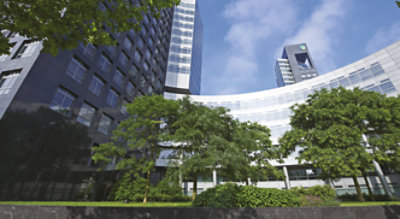 Un árbol frente a un edificio.