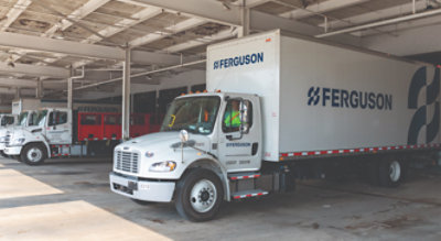 Un camión blanco aparcado en un garaje.