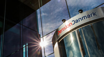 El edificio de Pension Canadian con el sol brillando sobre él.