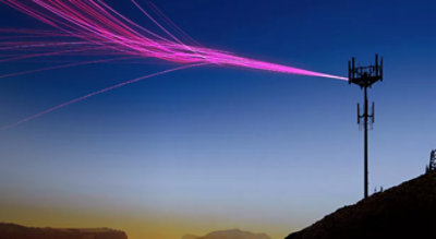 montaña de la que sale una luz rosada.