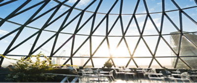 Mái vòm kính với ánh nắng xuyên qua