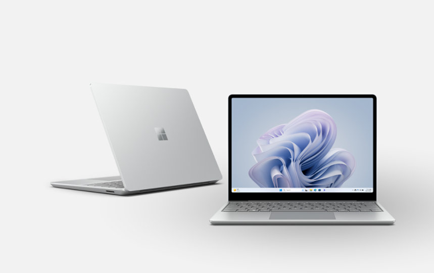 Eine Rückansicht des Surface Go 3 und eine Vorderansicht des Surface Laptop Go 3.