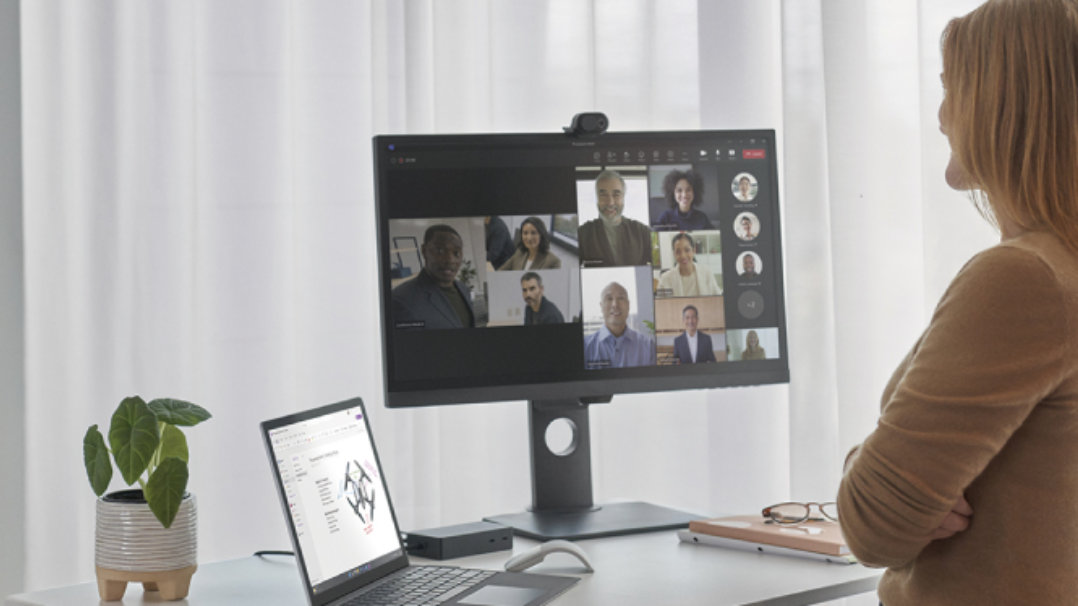 Surface Hub 3でTeamsに参加しAIを活用した会議を実施している