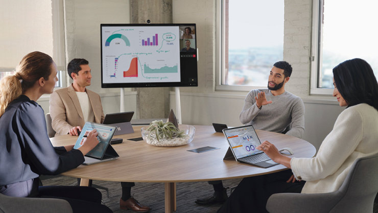 Surface Hub 3を活用して男女4人が話し合っている