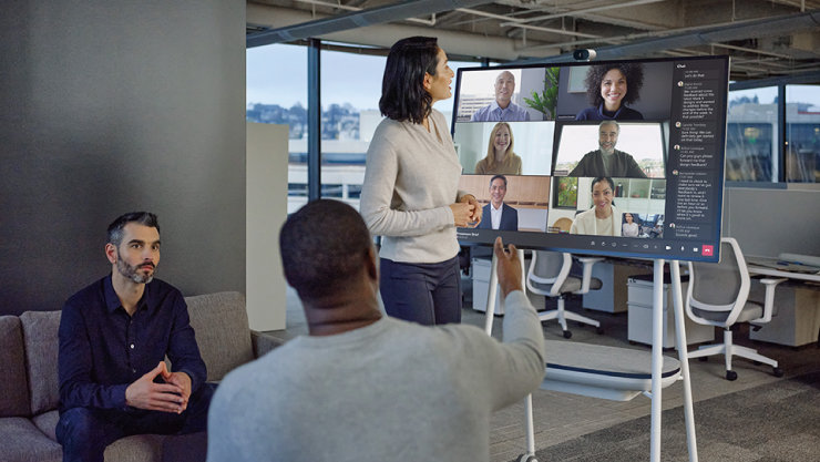 Surface Hub 3に映る6名と3名で話し合っている。