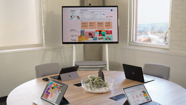 Surface Hub 3が1台とSurface4台