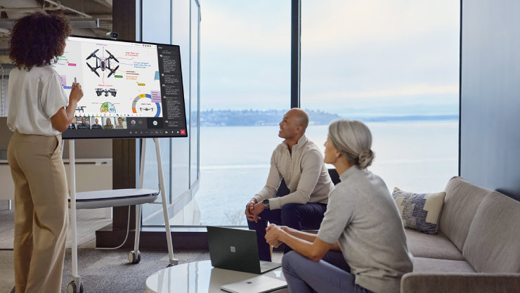 Surface Hub 3でTeams の会議に参加するう3人