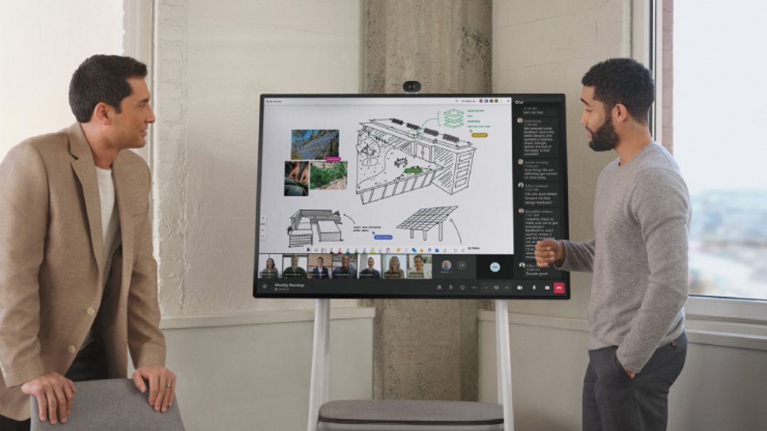 Surface Hub 3でTeamsの会議に参加する2人の男性
