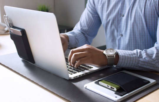 両方の保持アクセサリにSympoCreativeFillitPocketsを備えたラップトップデバイスとタブレットを使用している人。