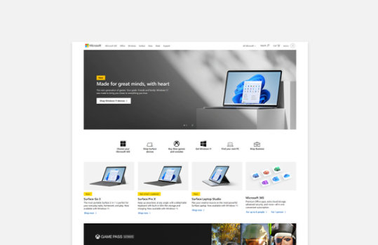 En bärbar dator med öppen bildskärm sedd i vinkel.