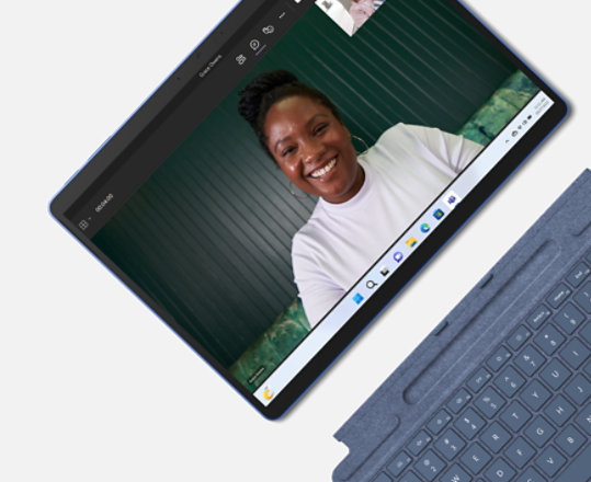 Surface Pro 9 を上から見た図と、画面の Teams 通話中に微笑む女性。 
