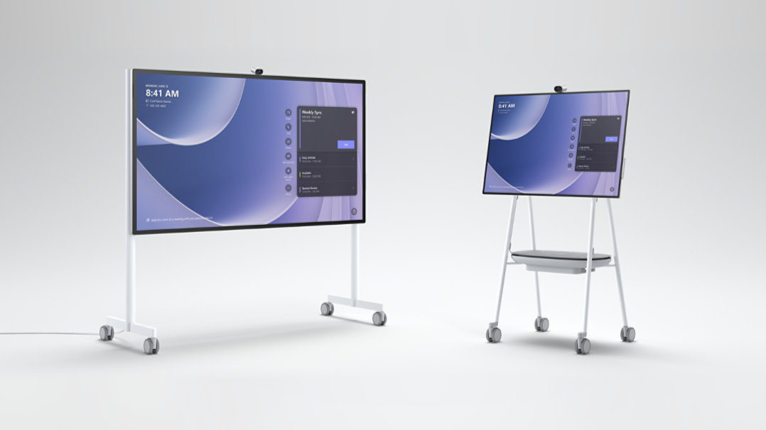 Surface Hub 3 per le aziende in due dimensioni su supporti mobili.