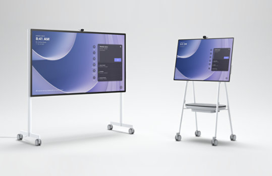 Surface Hub 3 for Business in zwei Größen auf Mobilgerätständern.