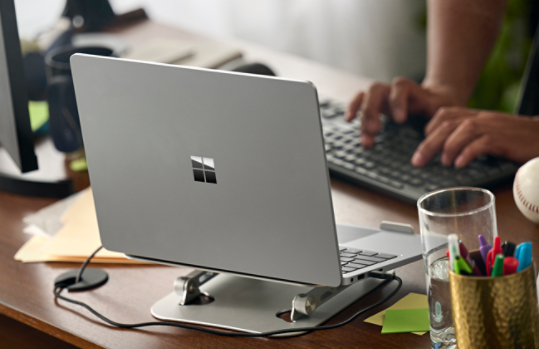 Μια κοντινή λήψη του πίσω μέρους ενός Surface Laptop πάνω σε γραφείο. 