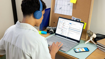 Un étudiant utilise Outlook sur son ordinateur portable.