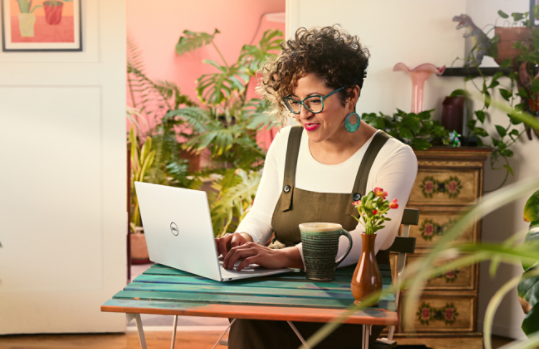 Kobieta pracuje na laptopie Dell.