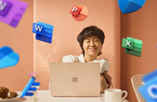 Egy fiatal nő Surface laptopon dolgozik, miközben a Microsoft 365 Alkalmazás ikonjai pörögnek a feje körül.