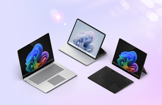 Een Surface Laptop Copilot+ PC, een Surface Laptop Studio en een Surface Pro Copilot+ PC.