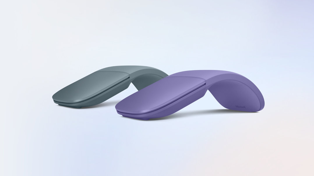 Due dispositivi Arc Mouse per Surface nei colori Oceano e Viola.