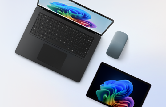 Czarny laptop Surface z platynowym Surface Pro i myszą Arc Mouse w kolorze oceanicznym.