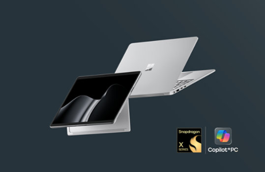 Die neueste Edition der Surface for Business PCs – ein schwebendes Surface Laptop for Business und ein schwebendes Surface Pro for Business, beide in der Farbe Platin.