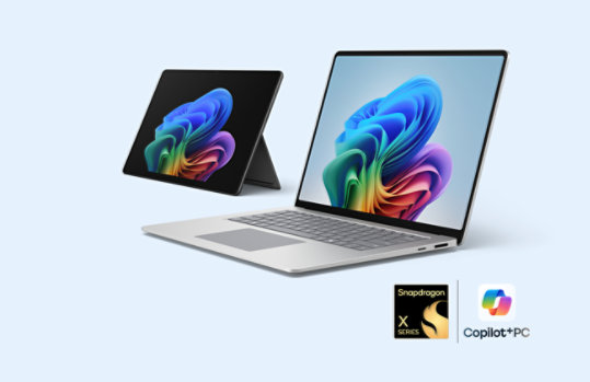 La dernière édition des PC Surface - un Surface Laptop dans la couleur platine et un Surface Pro dans la couleur noir.