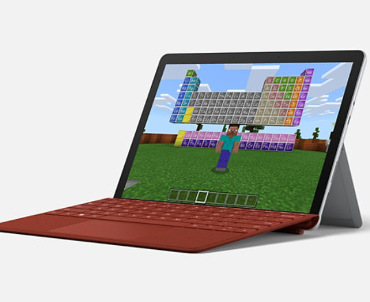 Surface Go 3 z wyświetloną grą Minecraft i klawiatura Surface Type Cover