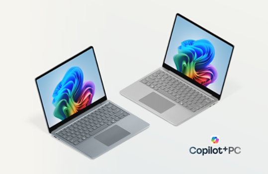  13インチ Surface Laptop Copilot+ PC 2台：1台はオーシャンカラー、もう1台はプラチナカラー。  