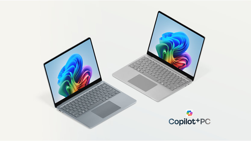 オーシャン　グリーンとプラチナの Surface Laptop 13 インチの画像 