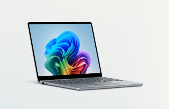 Une vue inclinée montre un Surface Laptop, Copilot+ PC, 13 pouces dans la couleur Océan.