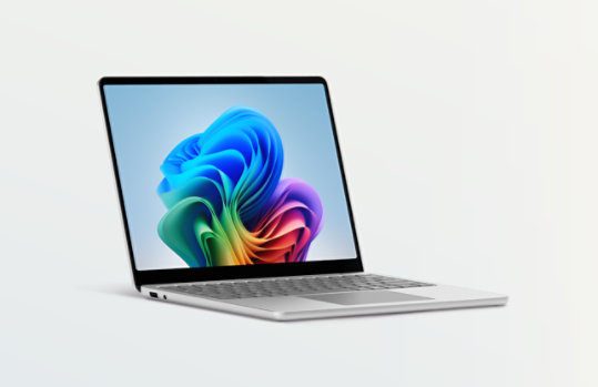  斜めからの視点で、プラチナカラーの13インチSurface Laptop Copilot+ PCが映っている。 