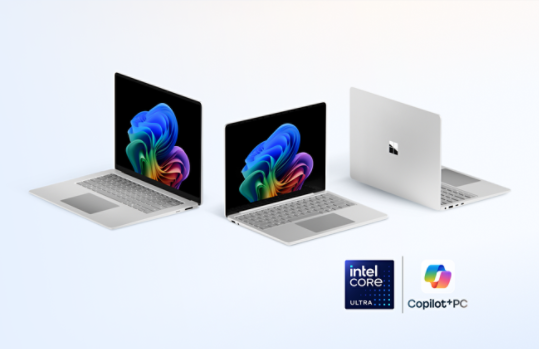 Un Surface Laptop pour les entreprises 13 pouces, un Surface Laptop pour les entreprises 13,8 pouces et un Surface Laptop pour les entreprises 15 pouces côte à côte de couleur Platine, les Copilot Plus PC équipés de processeurs Intel®.