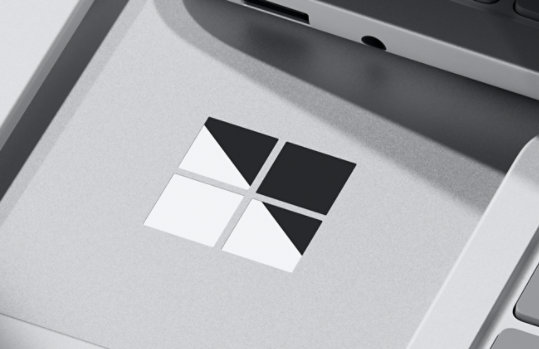 Grande plano do logótipo da Microsoft num dispositivo Surface.
