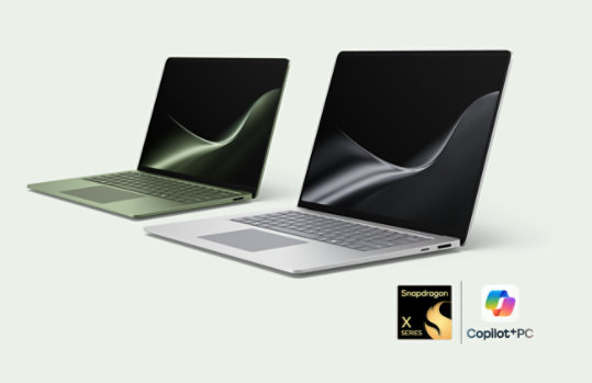 A 13.8-inch Surface Laptop in the colour Jade beside a 15-inch Surface Laptop in the colour Platinum. 