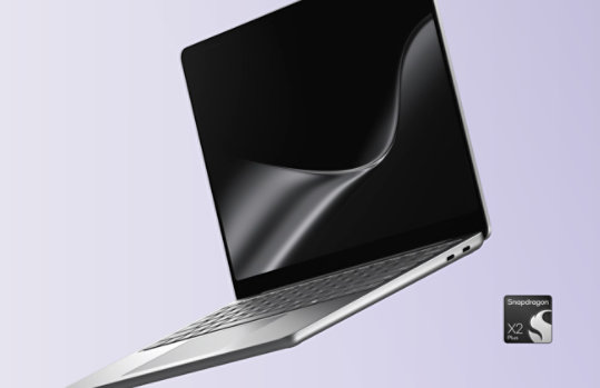 A floating Surface Laptop for Business, 13-inch (2nd Edition) | Snapdragon in the colour Platinum. 