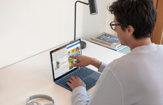 Osoba pracująca na urządzeniu Surface Laptop 4.