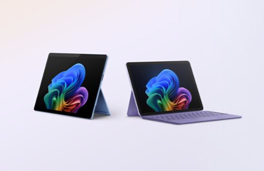 Ein Surface Pro, Copilot+ PC, 12 Zoll, verbunden mit einer Surface Pro 12-Zoll-Tastatur in der Farbe Violett, neben einem Surface Pro, Copilot+ PC, 13 Zoll, um den Größenunterschied zwischen den beiden Geräten zu verdeutlichen.