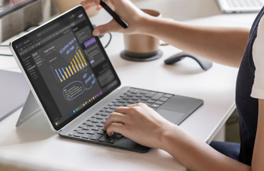Uma pessoa a segurar numa Surface Slim Pen verifica as suas notas e dados utilizando o Surface Pro e Teclado para Surface Pro de 12 polegadas. 