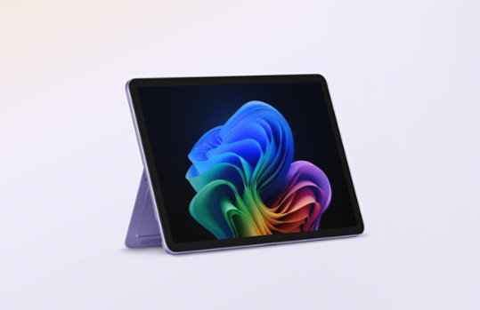 Een schuine weergave toont een Surface Pro, Copilot+ PC, 12 inch in de kleur Violet met de standaard ingeschakeld
