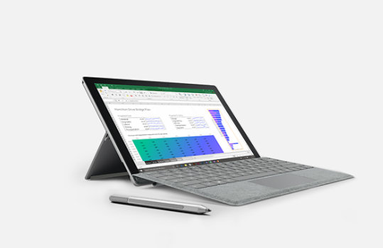 جهاز Surface مزود بمسند منتشر ولوحة مفاتيح متصلة بجانب قلم Surface Pen.