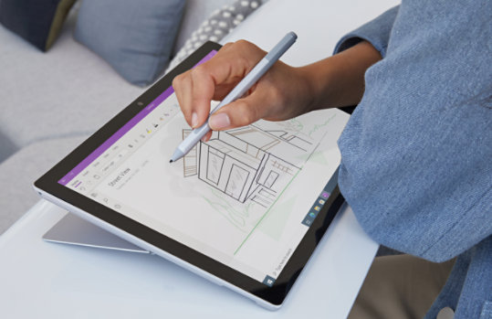 En person som tegner med en Surface-penn på en Surface Pro 7 Plus.