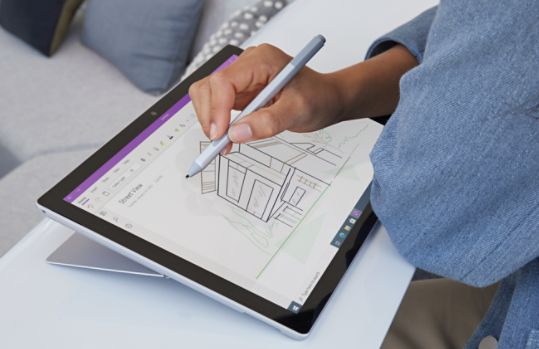 Una persona che disegna con la penna per Surface su un Surface Pro 7 Plus.