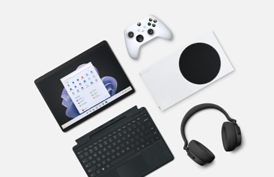 Surface-enhet med Xbox-konsoll og tilbehør