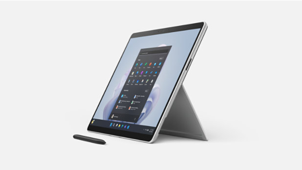 Ansicht eines Surface Pro 9 for Business aus schrägem Winkel mit Pen.