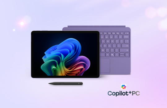 バイオレットカラーの12インチCopilot 搭載Surface Pro PC。同色のキーボードとスリムペン